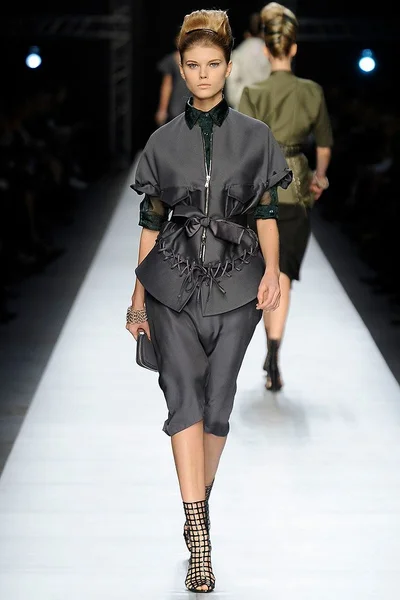 Look 27